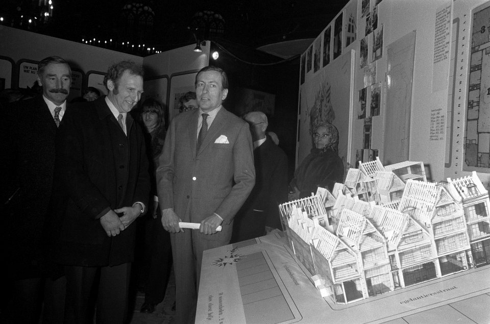 De prins bekijkt een maquette, Bestanddeelnr 926-8926