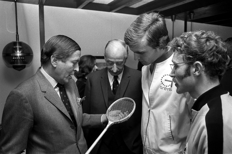 De prins bekijkt een racket, Bestanddeelnr 926-8156