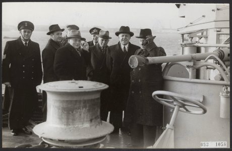 De minister van Oorlog en Marine, ir. C. Staf, bracht met de Defensiecommissie e, Bestanddeelnr 093-1058