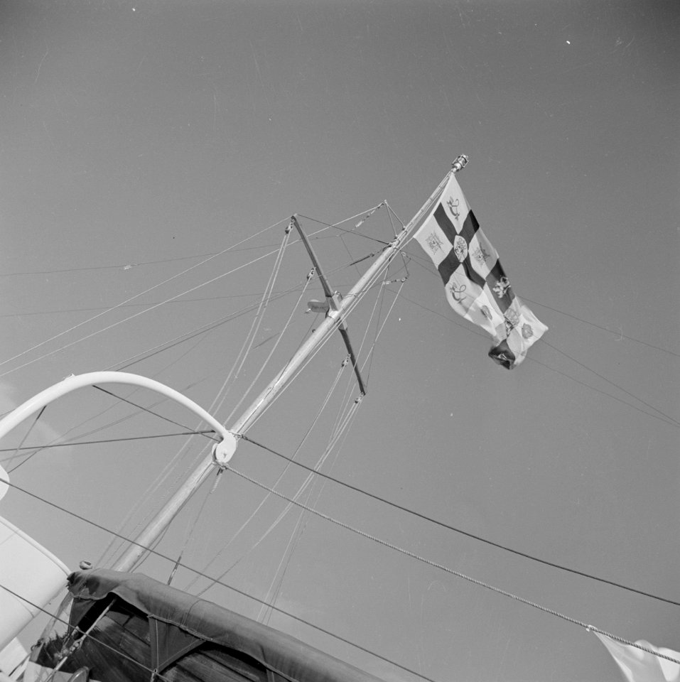 De prinselijke vlag aan de mast van de Piet Hein, Bestanddeelnr 255-7434