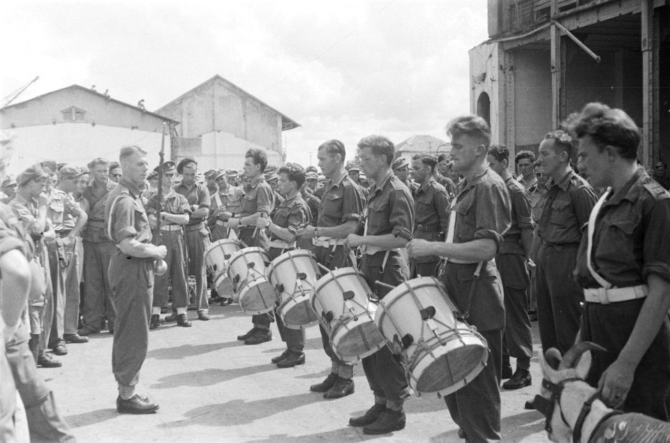 De Prins Bernhard Kapel speelt op de kade. Tamboers met kapelmeester luitenant D, Bestanddeelnr 92-5-5