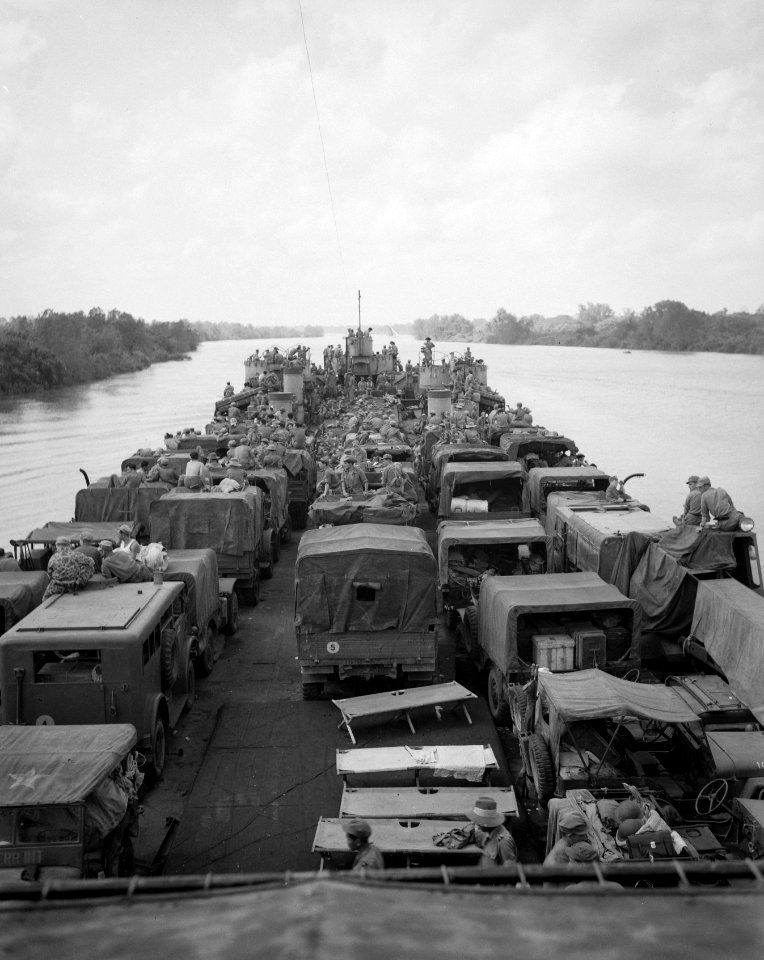 De LST Pelikaan vaart de Moesi op, Bestanddeelnr 10285