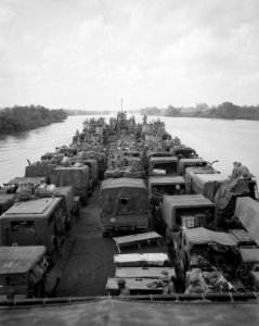 De LST Pelikaan vaart de Moesi op, Bestanddeelnr 10285