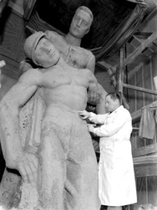 De Poolse beeldhouwer Edward Wittig bezig in diens atelier in Warschau met een b, Bestanddeelnr 190-0702 photo