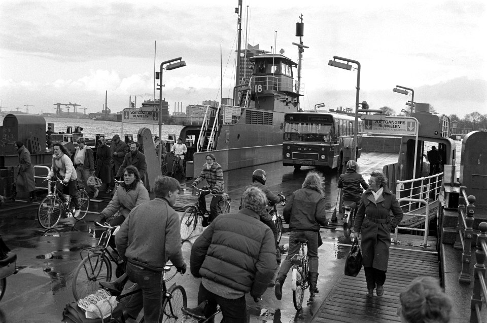 De pont legt aan en mensen stappen op en af, Bestanddeelnr 931-8269