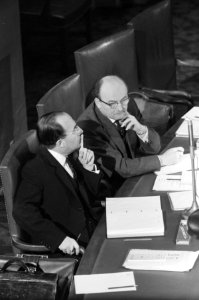 De Mammoetwet in de Eerste Kamer , achter regeringstafel minister Cals en prof , Bestanddeelnr 914-7881