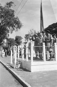 De parade wordt gadeslagen door vlnr. o.a. schout-bij-nacht Salm, commissaris-ge, Bestanddeelnr 204-2-2