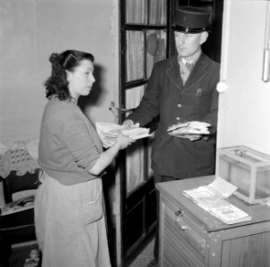 De postbode geeft een stapel post aan de conciërge, Bestanddeelnr 252-9303
