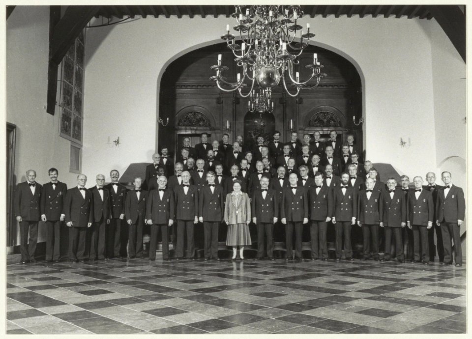 De mannen van Koninklijk Haarlems Mannenkoor Zang en Vriendschap met in hun midden ere-voorzitter burgemeester Schmitz. NL-HlmNHA 54023559