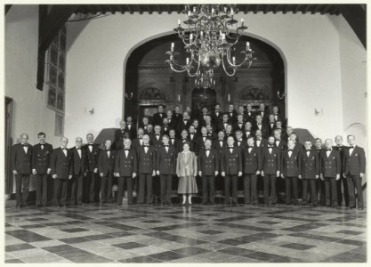De mannen van Koninklijk Haarlems Mannenkoor Zang en Vriendschap met in hun midden ere-voorzitter burgemeester Schmitz. NL-HlmNHA 54023559