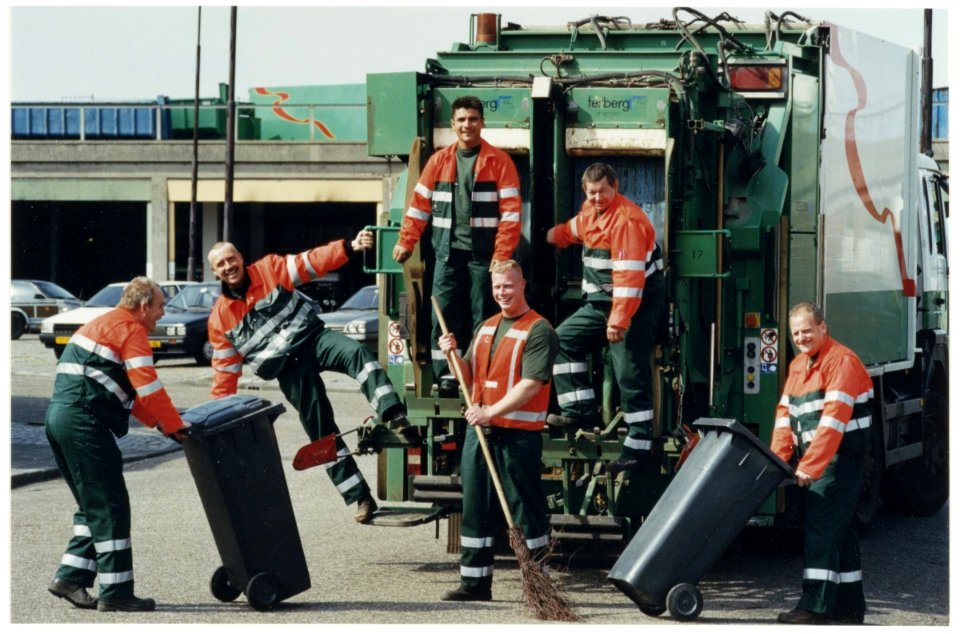 De mannen van de Gemeentelijke Reiniging in hun nieuwe outfit. Op de foto Daan de Min, Stephan Kleine, Richard van Dansik, Janus Besseling en Soner Kolemenoglu (links staand op de vuilniswa, NL-HlmNHA 54037290