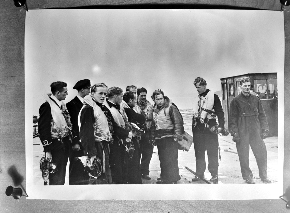 De Marine Luchtvaartdienst heeft een jagersquadron opgericht dat vanaf vliegdeks, Bestanddeelnr 934-8632