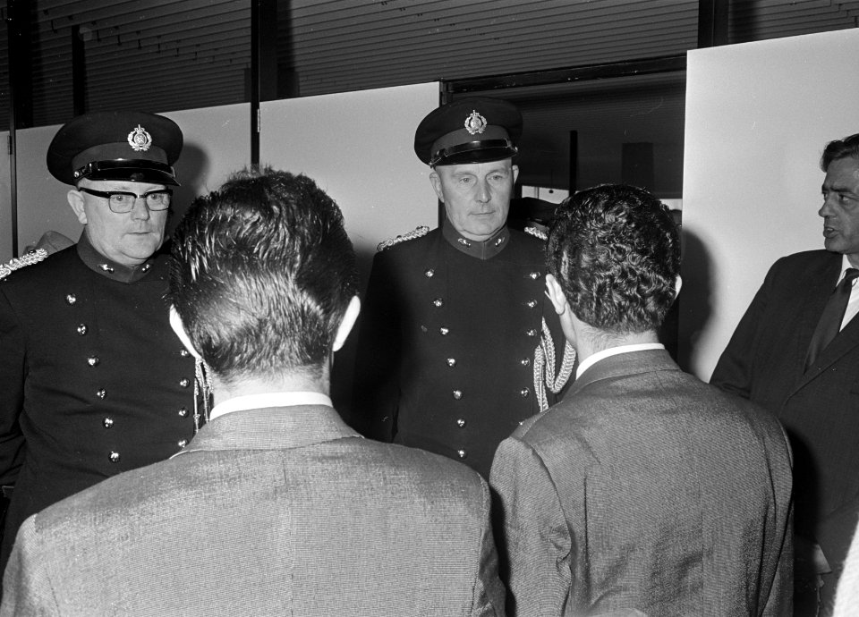 De mannen zijn in gesprek met politieagenten, Bestanddeelnr 921-6502