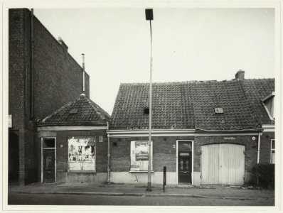 De panden aan de Harmanjansweg 47-49 in dichtgetimmerde staat. Westzijde, tegenover het huis van bewaring