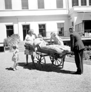 De prinsessen Beatrix en Irene klimmen voor de achtergevel van het paleis op een, Bestanddeelnr 255-7895