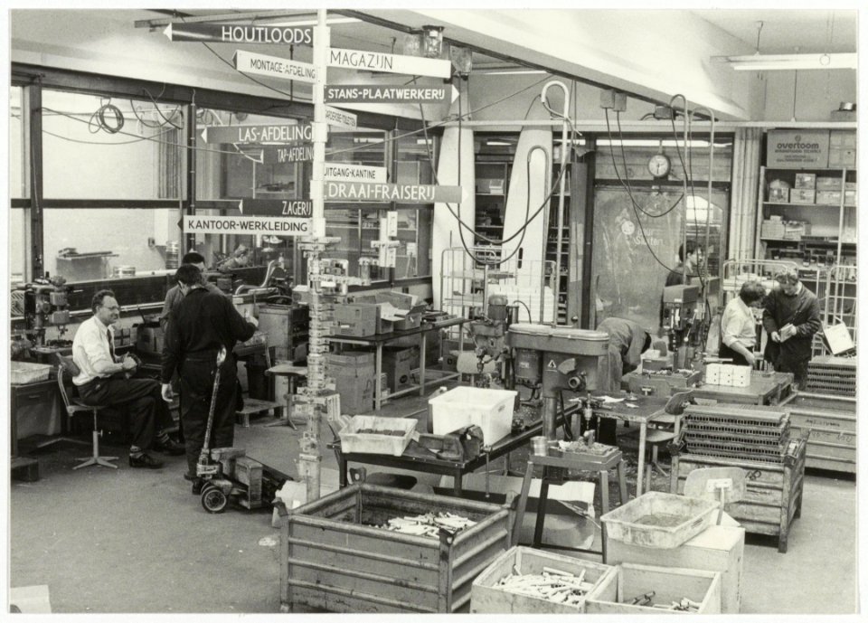 De metaalafdeling van het Werkvoorzienschap Zuid-Kennemerland, onderdeel van Paswerk. NL-HlmNHA 54013872
