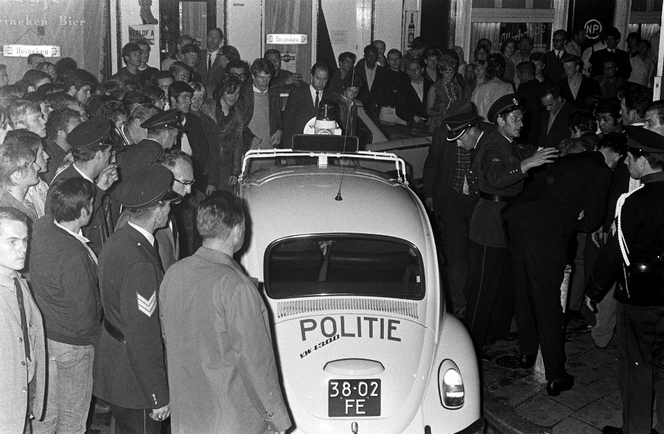 De politie had het druk met de vele honderden belangstellenden, Bestanddeelnr 921-5795