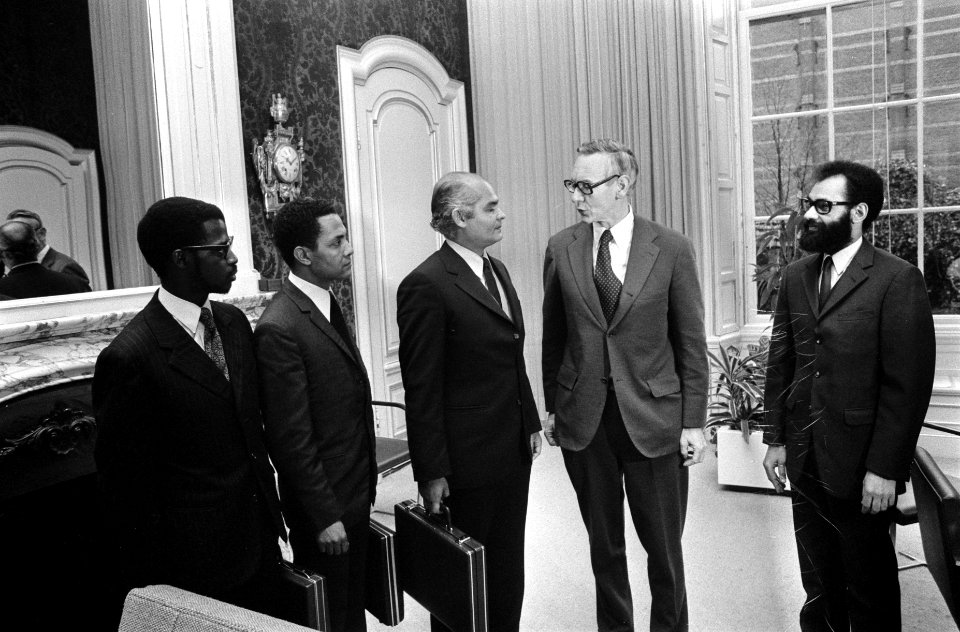 De minister (rechts) met de delegatie, Bestanddeelnr 926-9928
