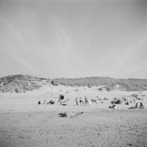 De prinsessen op het strand in de omgeving van het paleis, Bestanddeelnr 255-7508