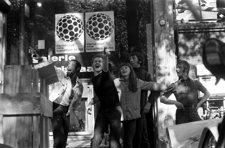 De mimegroep Carrousel voor Galerie Kristiaan tijdens de opening, Bestanddeelnr 922-5469