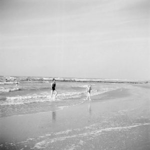 De prinsessen op het strand in de omgeving van het paleis, Bestanddeelnr 255-7514