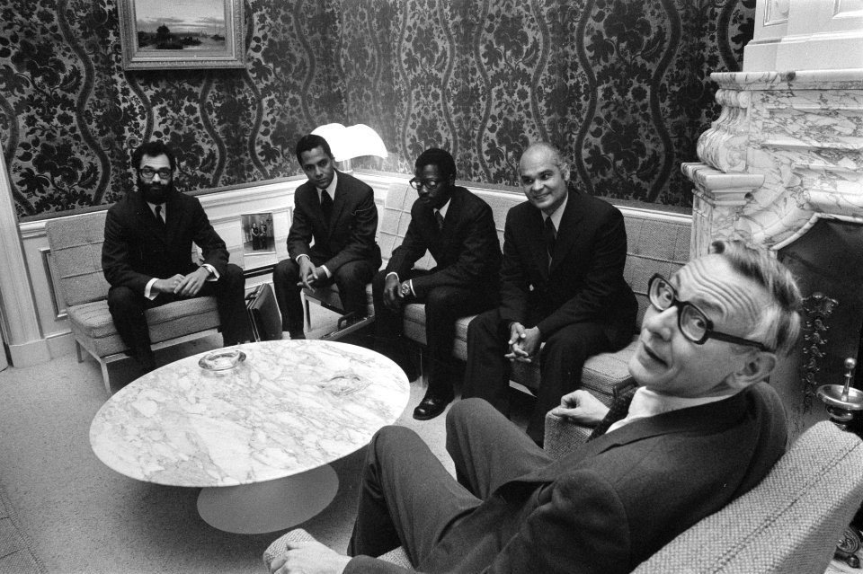De minister (rechts) met de delegatie, Bestanddeelnr 926-9927