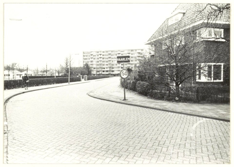 De Lyceumlaan, ziende naar de Kinheim flat. NL-HlmNHA 54033658