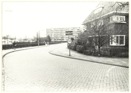 De Lyceumlaan, ziende naar de Kinheim flat. NL-HlmNHA 54033658