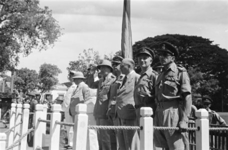 De parade wordt gadeslagen door vlnr. o.a. schout-bij-nacht Salm, commissaris-ge, Bestanddeelnr 204-1-6