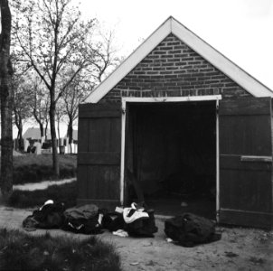 De met bloed bevlekte kleding voor het lijkhuisje van de begraafplaats van Anloo, Bestanddeelnr 900-3006