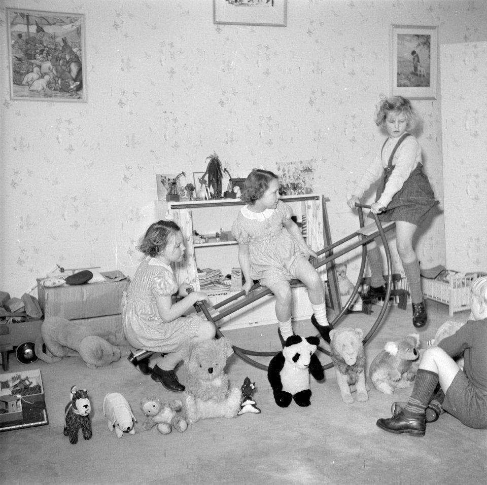 De prinsessen Beatrix en Irene met een vriendinnetje aan het spelen in de speelk, Bestanddeelnr 255-7740
