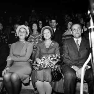 De prinses (midden) kijkt naar het podium, Bestanddeelnr 926-8292