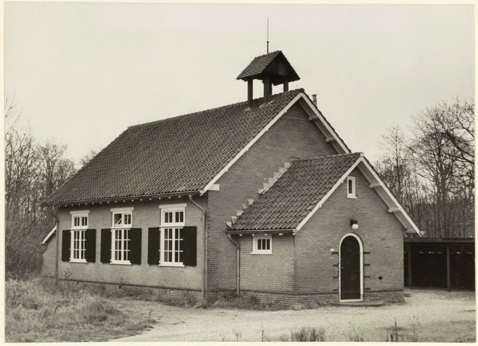 De Nederlands Hervormde kerk aan de Leeuwerikenlaan. NL-HlmNHA 54004522
