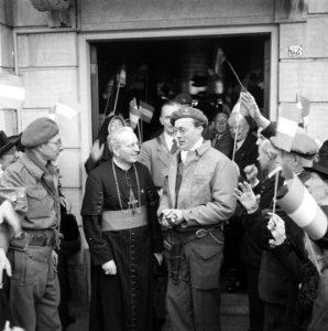 De prins in Leeuwarden op bezoek bij de uit zijn diocees geëvacueerde bisschop v, Bestanddeelnr 900-2545