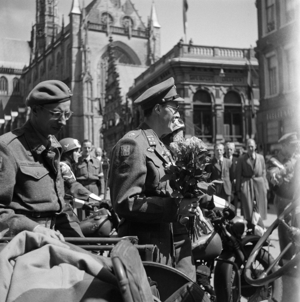 De prins met bloemen op de Grote Markt te Haarlem, Bestanddeelnr 900-4721