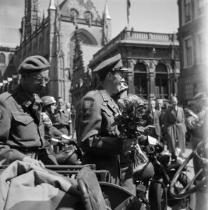 De prins met bloemen op de Grote Markt te Haarlem, Bestanddeelnr 900-4721