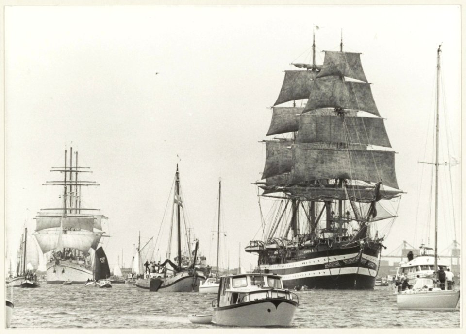 De parade op het Noordzeekanaal, van IJmuiden naar Amsterdam. Rechts de Amerigo Vespucci uit Italië en links de Sea Cloud uit Bermuda, die deelnamen aan de MAritieme Manifestatie Amsterd, NL-HlmNHA 54011384
