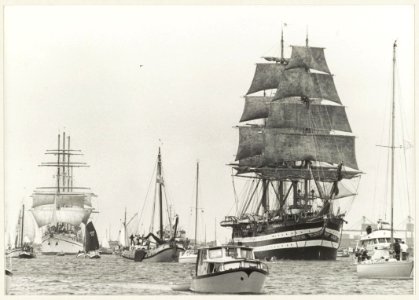 De parade op het Noordzeekanaal, van IJmuiden naar Amsterdam. Rechts de Amerigo Vespucci uit Italië en links de Sea Cloud uit Bermuda, die deelnamen aan de MAritieme Manifestatie Amsterd, NL-HlmNHA 54011384