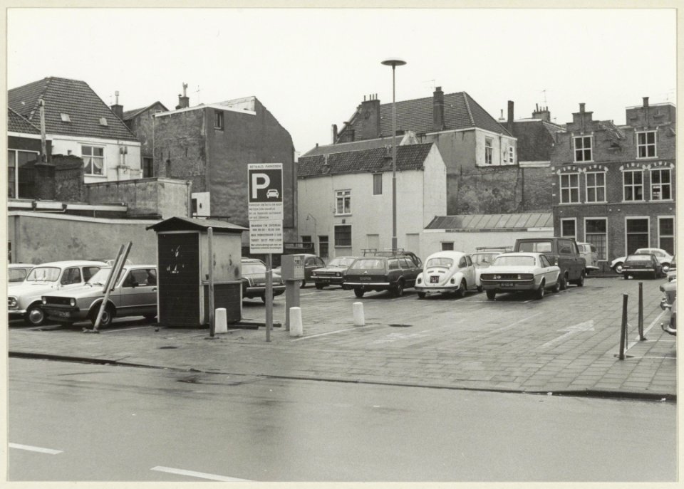 De parkeerplaats aan de Damstraat ziende naar de Berkenrodesteeg. NL-HlmNHA 54004840