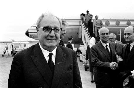 De NAVO Conferentie in Den Haag , aankomst Italiaanse minister van Buitenlandse , Bestanddeelnr 916-4229