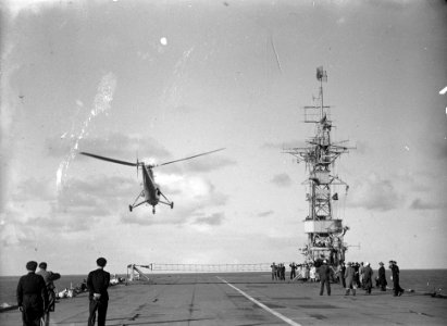 De Nederlandse pers aan boord van Hr. Ms. Karel Doorman, Bestanddeelnr 902-3756