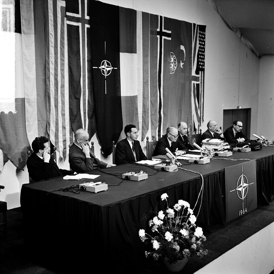 De NAVO Conferentie in Den Haag , secretaris generaal D U Stikker geeft een pe, Bestanddeelnr 916-4221