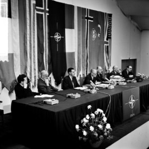 De NAVO Conferentie in Den Haag , secretaris generaal D U Stikker geeft een pe, Bestanddeelnr 916-4221