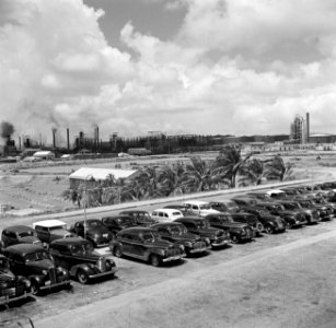 De parkeerplaats van het hoofdkantoor van de CPIM-olieraffinaderij op de Isla op, Bestanddeelnr 252-7717