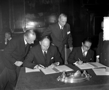 De minister van Buitenlandse Zaken, Joseph Luns, en zijn Indonesische ambtgenoot, Bestanddeelnr 906-6569