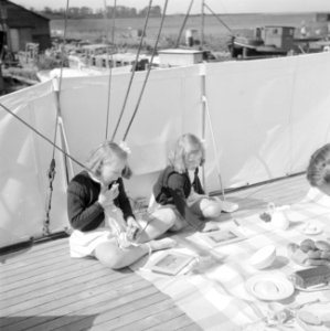 De prinsessen Beatrix en Irene lunchen aan dek, Bestanddeelnr 255-7589