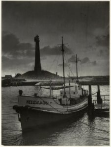 De reddingsboot Neeltje Jacoba afgemeerd in de Vissershaven. NL-HlmNHA 54005654