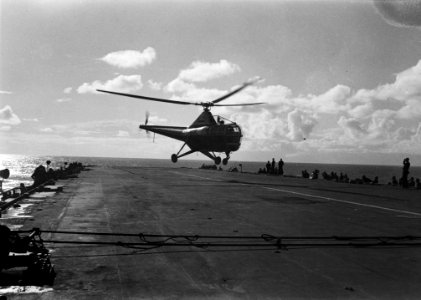 De Nederlandse pers aan boord van Hr. Ms. Karel Doorman, Bestanddeelnr 902-3777