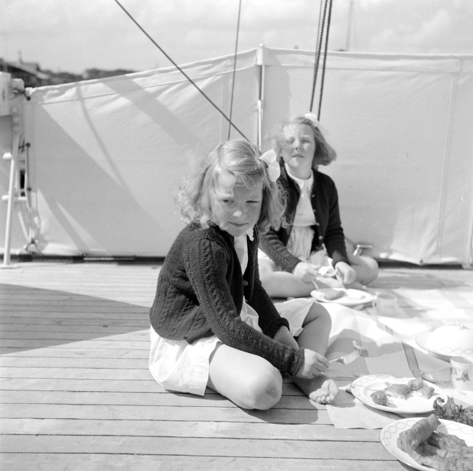 De prinsessen Beatrix en Irene lunchen aan dek, Bestanddeelnr 255-7591