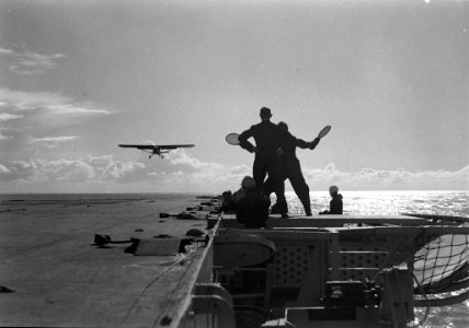 De Nederlandse pers aan boord van Hr. Ms. Karel Doorman, Bestanddeelnr 902-3758